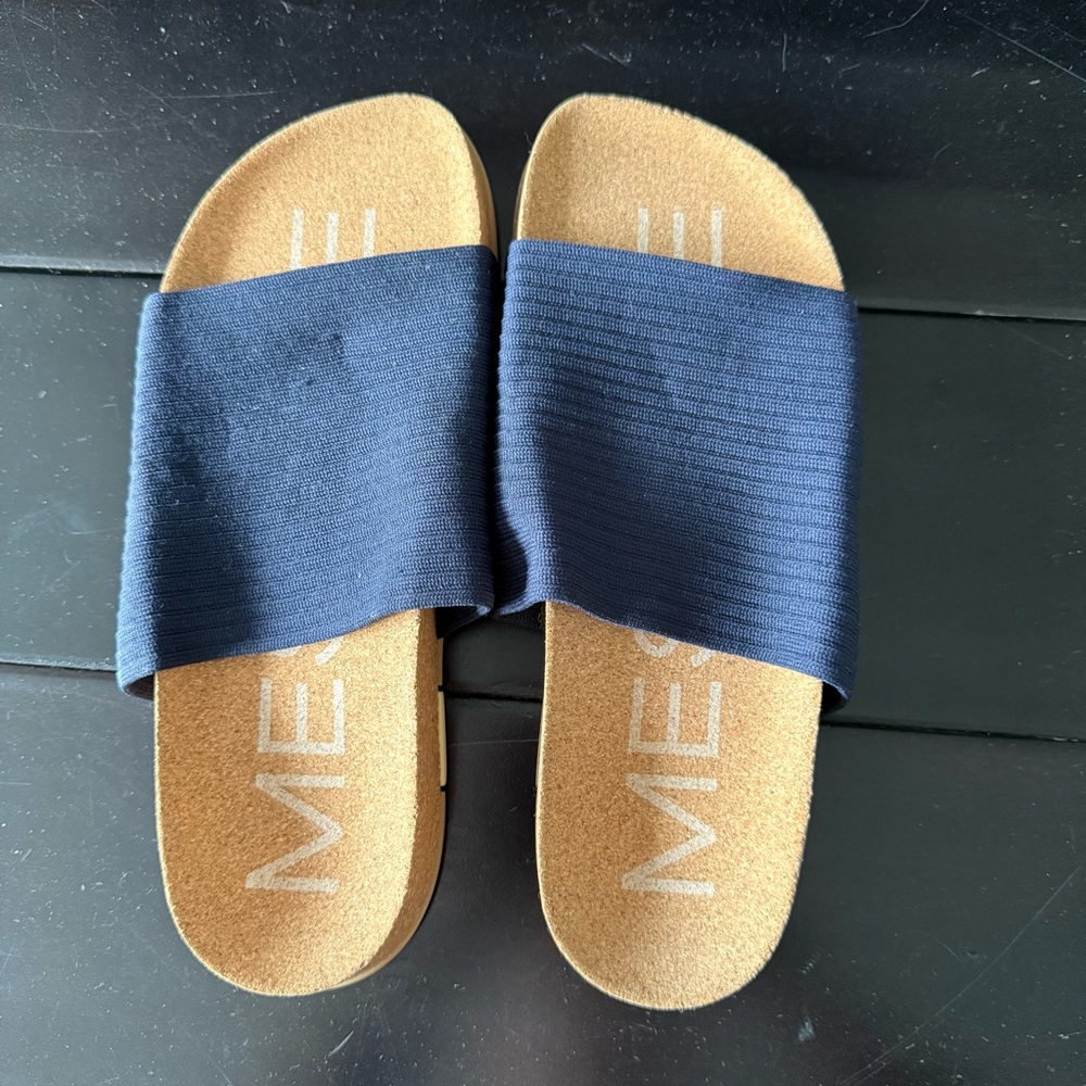 NWOT Message Shaw Ripple Slides